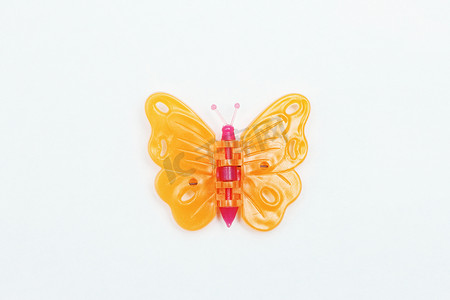 由塑料制成的小装饰蝴蝶。