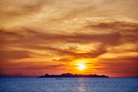 蓝红大气摄影照片_夕阳下的蓝海与红天，剪影岛