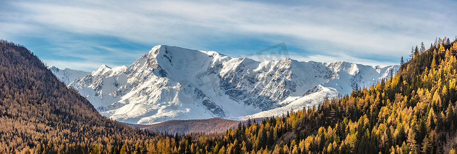 雪山山峰和北 Chuyskiy 山脊斜坡的风景全景鸟瞰图。