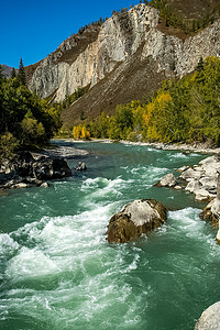 财神爷卡通图片摄影照片_山区河流流过岩石。