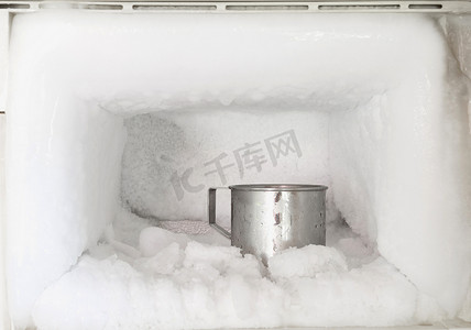冰箱冷冻室中的不锈钢饮用水玻璃