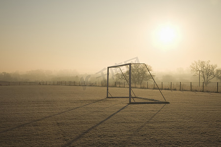 寒冷的冬日清晨，空荡荡的足球场和球门