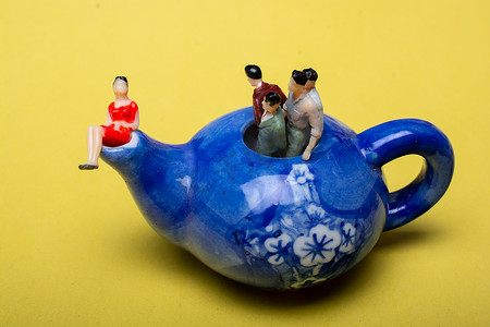 小茶壶摄影照片_一群站在茶壶里的微型人物