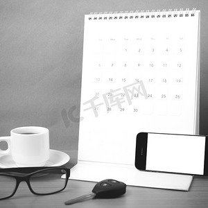 咖啡车摄影照片_咖啡、电话、车钥匙、眼镜和日历