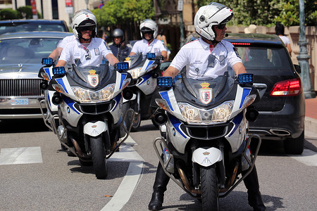 摩托车摄影照片_警察在摩纳哥护送摩托车手