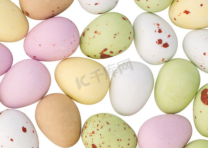 孤立的各种彩色巧克力复活节彩蛋