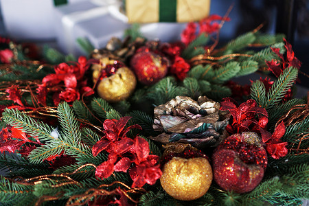 松枝装饰摄影照片_圣诞花环 — 用松枝手工制作的圣诞装饰品