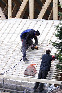 盖屋顶的人在用木头建造新屋顶