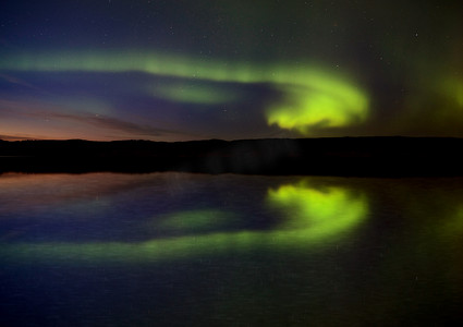 大气粒子摄影照片_夜间拍摄北极光