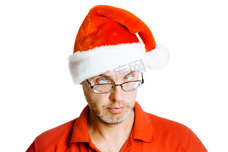 胡子拉碴的斜眼 戴着圣诞老人帽子的男人。
