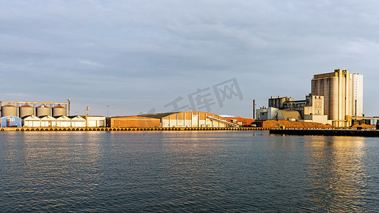 卡尔马港的散货码头