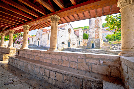科尔丘拉岛上历史悠久的石头广场镇旅馆和楚的布拉托
