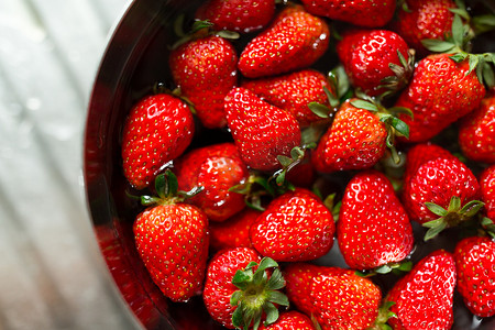 草莓浸泡在碗里的水