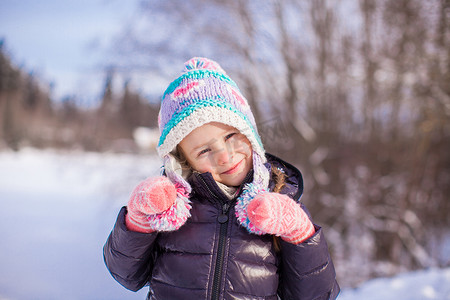 白雪皑皑的森林摄影照片_白雪皑皑的森林里戴着冬帽的小可爱女孩的画像