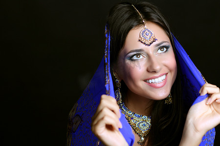 印地安蓝色礼服的年轻俏丽的妇女