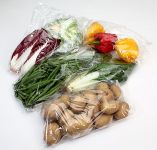 葡萄包装摄影照片_用玻璃纸袋保存的蔬菜