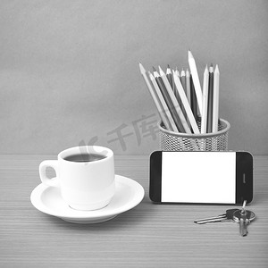 咖啡、电话、钥匙和铅笔