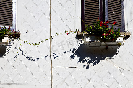 剪紙窗花摄影照片_红色露台欧洲米兰窗花