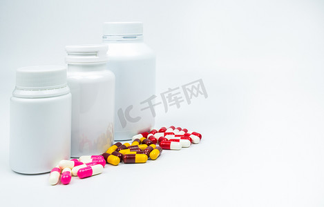 抗生素胶囊丸和塑料瓶与空白标签隔离在白色背景与复制空间。