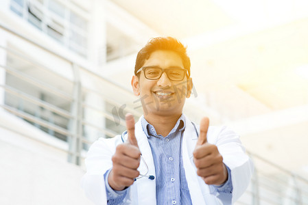 亚洲印地安医生竖起大拇指微笑