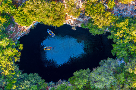 蒂法摄影照片_希腊凯法利尼亚岛上的 Melissani 湖。