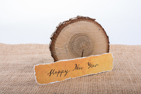 在一张被撕毁的纸写的新年快乐