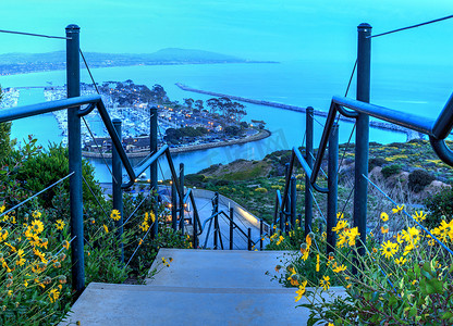 逐梦前行摄影照片_沿着 Dana Point Harbour 上方的徒步小径前行