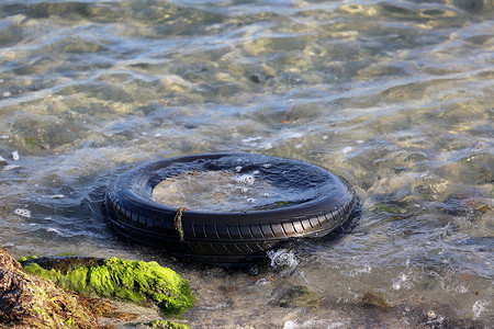 被遗弃的汽车轮胎在水中