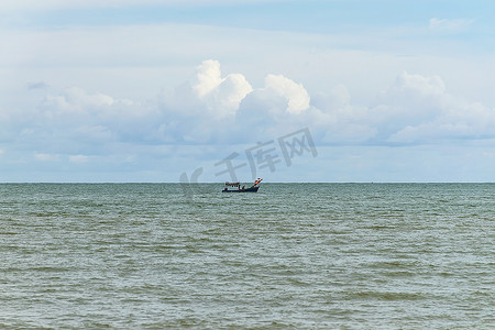 蓝色大海中的小船，在泰国有云彩天空背景。