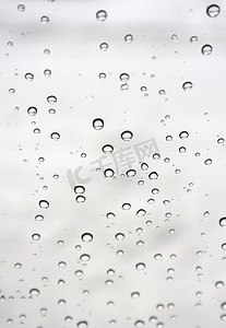秋天雨天摄影照片_在一个冬天的雨天