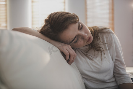 疲惫的女人在沙发上睡着了