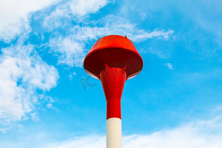 红白钢水箱，天空背景