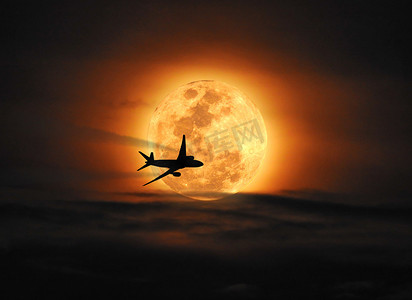 飞越月球的剪影飞机
