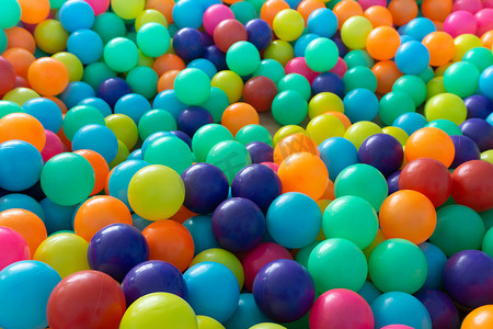 彩色游乐场摄影照片_儿童在游乐场玩耍的彩色塑料球