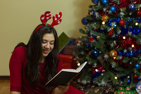 圣诞节读书的女孩