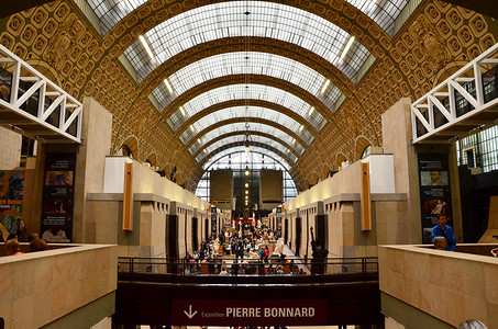 法国巴黎-2015 年 5 月 14 日：巴黎奥赛博物馆的参观者