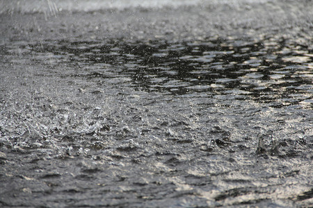 下大雨摄影照片_地面下着大雨