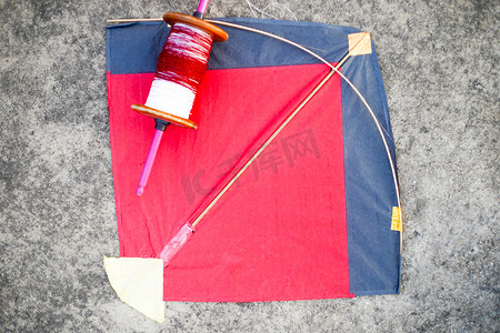 用红色和黑色纸和木风筝自上而下的平面射击，用木制手工 charkhi 线轴和普通和玻璃覆盖的线，用于在印度 makar sankranti uttarayana 节举行的风筝比赛