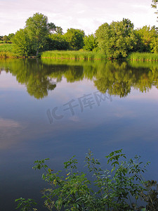 奇妙摄影照片_一条奇妙的透明河流，将两个风景如画的绿色海滩分开
