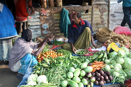 西孟加拉邦 Sonakhali 的部落村民为蔬菜讨价还价