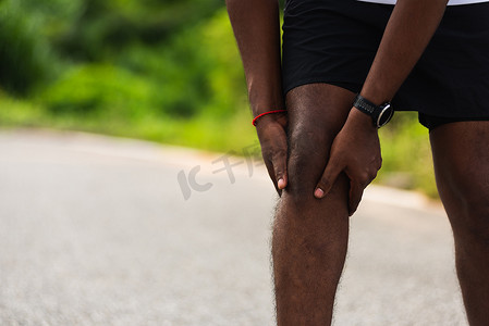 运动赛跑者黑人男子戴手表手关节保持膝盖疼痛