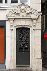 敲漂亮摄影照片_巴黎的旧黑色金属门