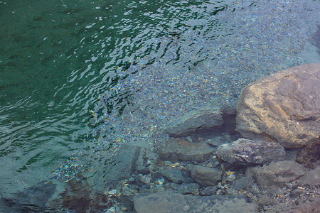 鹅卵石在水中