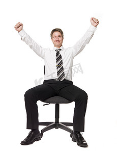 坐在办公椅上的快乐男人