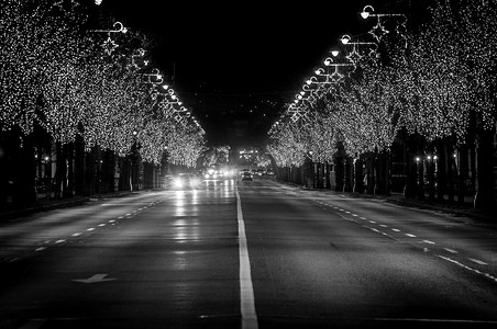 街道夜摄影照片_匈牙利的 Way Andrassy