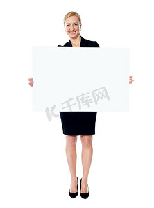 拿着白色空白横幅广告的女性商业发起人