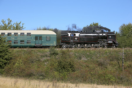 “蒸汽火车 (464.102)，Luzna u Rakovnika - 布拉格，捷克共和国”