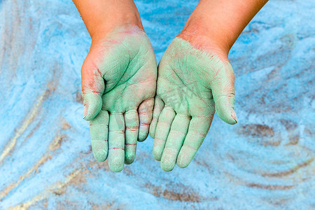 孩子用粉笔展示绿手