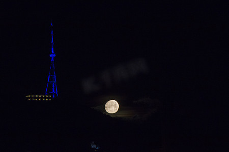 格鲁吉亚的第比利斯市夜景、月亮和电视塔。