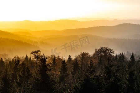 秋天的阴霾被太阳照亮在山峰上，鹰山，Orlicke hory，捷克共和国